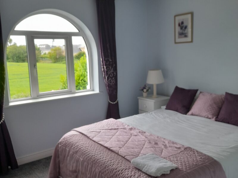 Rooms to Let close to Wexford Town. Local bus stop available