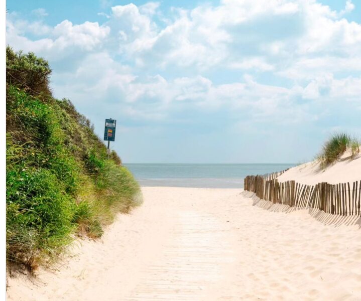 Log Cabin that Sleeps 4 & Dog Friendly - 5 mins from Curracloe Beach, Co. Wexford